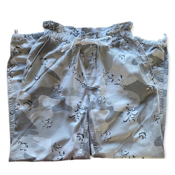 Hollister • Ultra High-Rise Woven Jogger Pants in Grey Camo - Picture 1 of 14